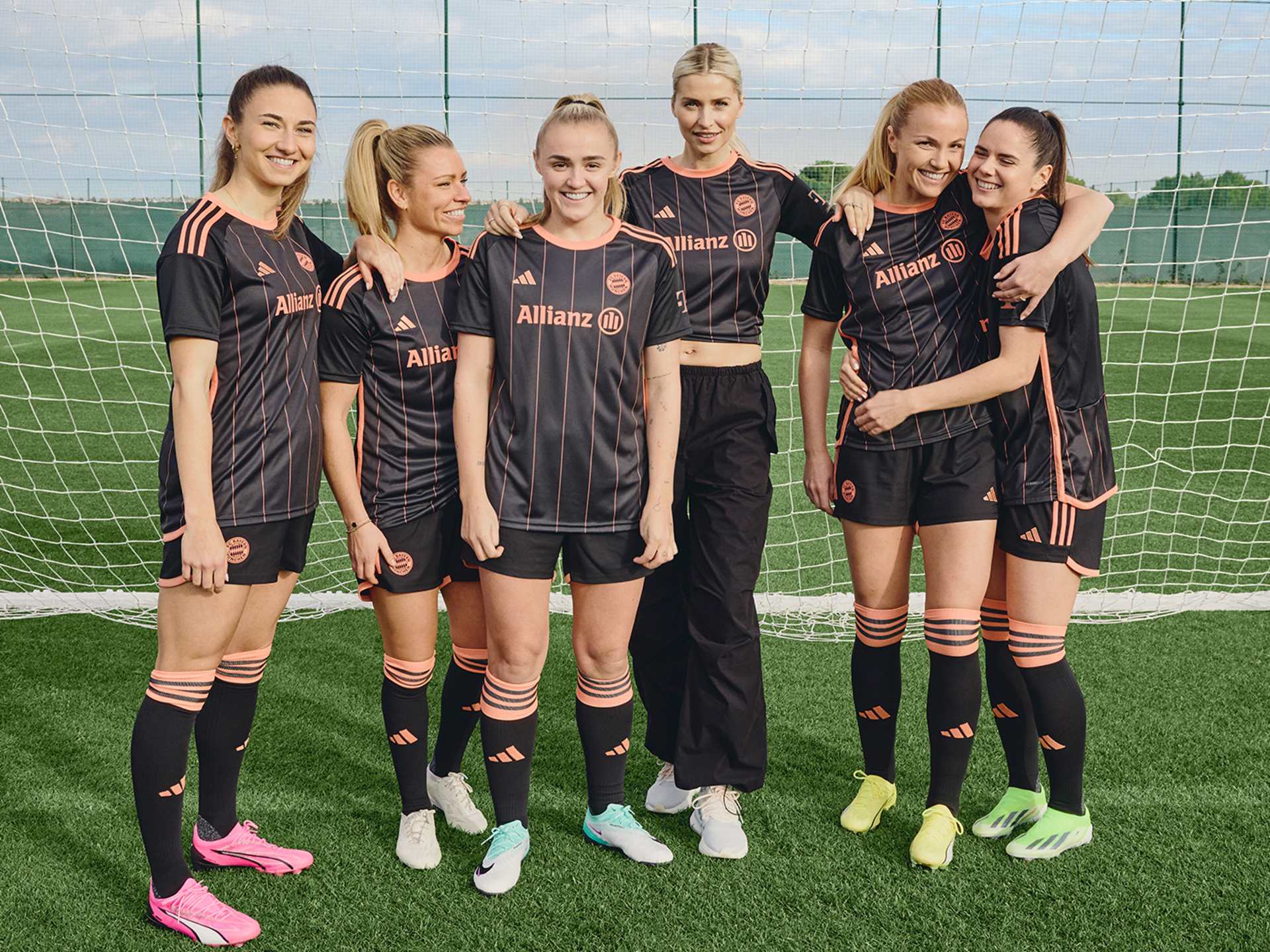 Premiere FC Bayern Frauen mit eigenem Trikot